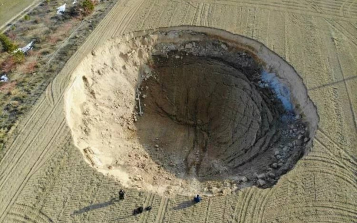 Se forma cráter de casi 100 metros de diámetro en Turquía | Video |  Aristegui Noticias