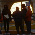 Migrantes intentando cruzar