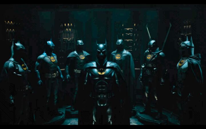 Todos los detalles y referencias de los siete trajes de Batman en 'The Flash'