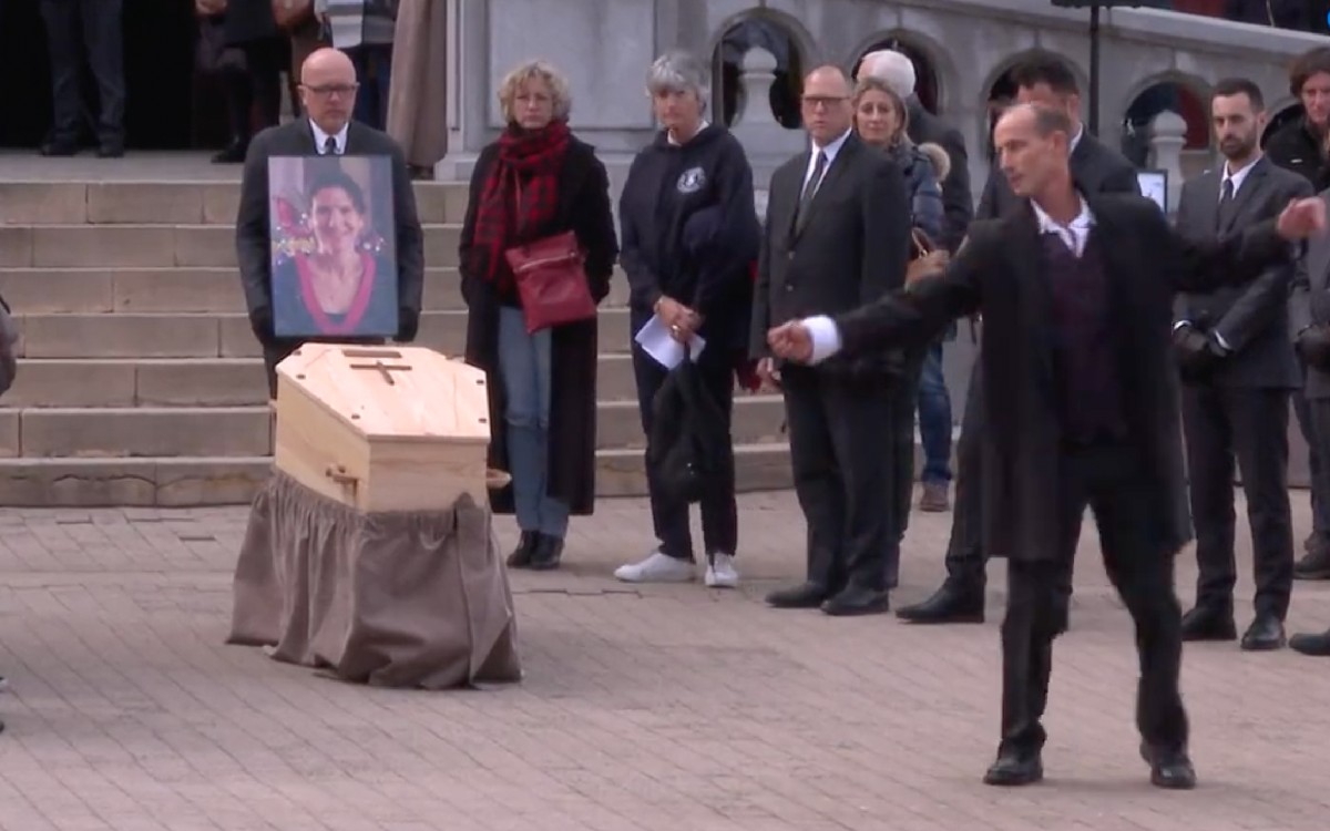 The widower of a teacher murdered in France accompanies her with a dance