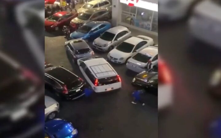Embiste a 7 autos, arrolla a una persona, huye y abandona camioneta Embiste a 7 autos, arrolla a una persona, huye y abandona camioneta