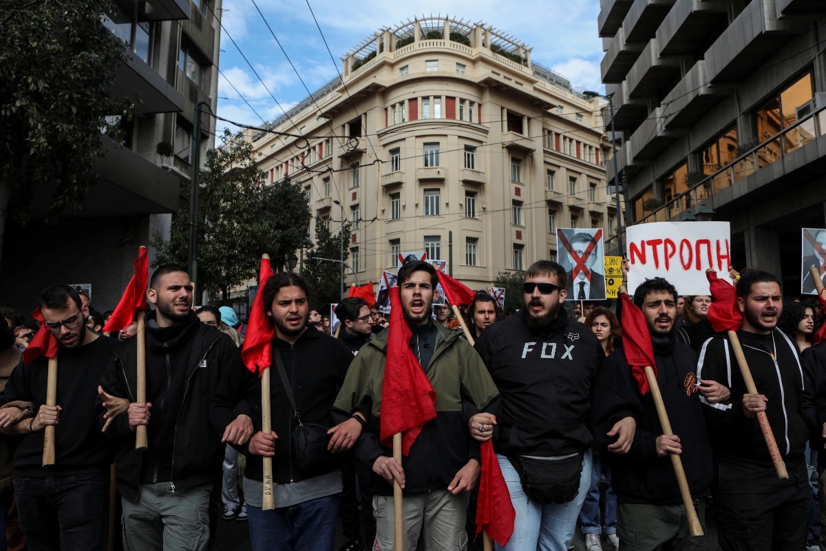 Masivas protestas en Grecia por choque de trenes Aristegui Noticias