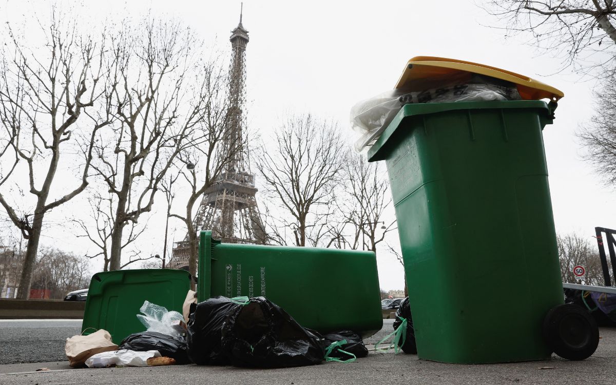 Paris se remplit d’ordures pour protester contre la réforme de Macron