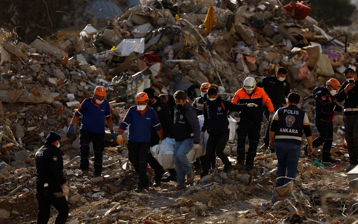 Turkey seeks 2,500 earthquake victims