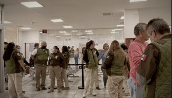 Incendio Juárez | Agentes de migración protestan por arresto de compañeros