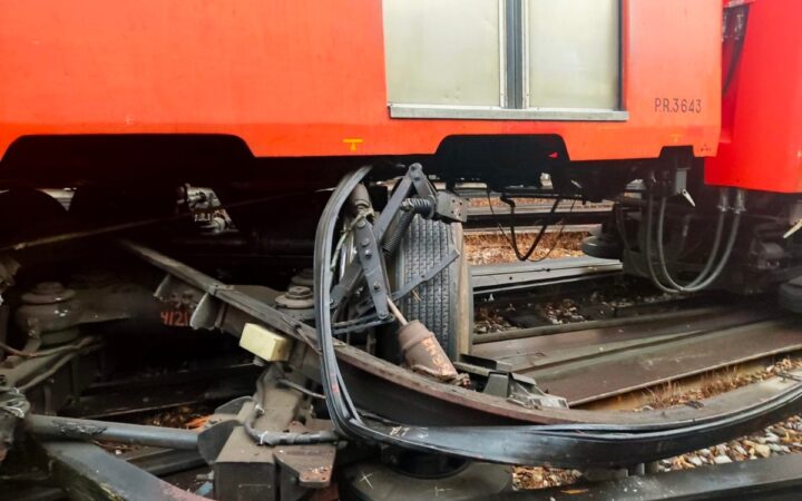 Reportan descarrilamiento de metro en Indios Verdes; causa retrasos