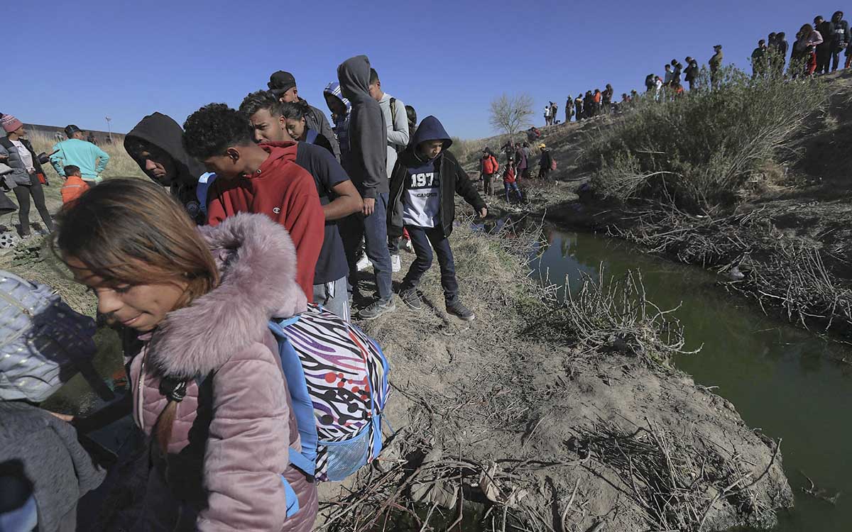 After the fire in Juarez, migrants try to surrender to the United States