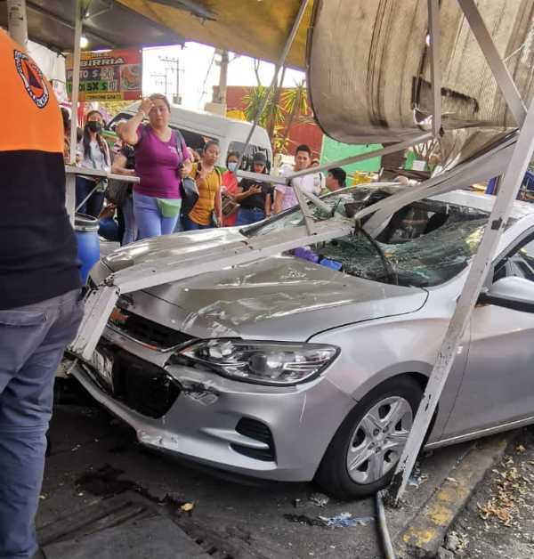 Auto particular embiste puesto de birria en Iztapalapa: siete heridos |  Aristegui Noticias