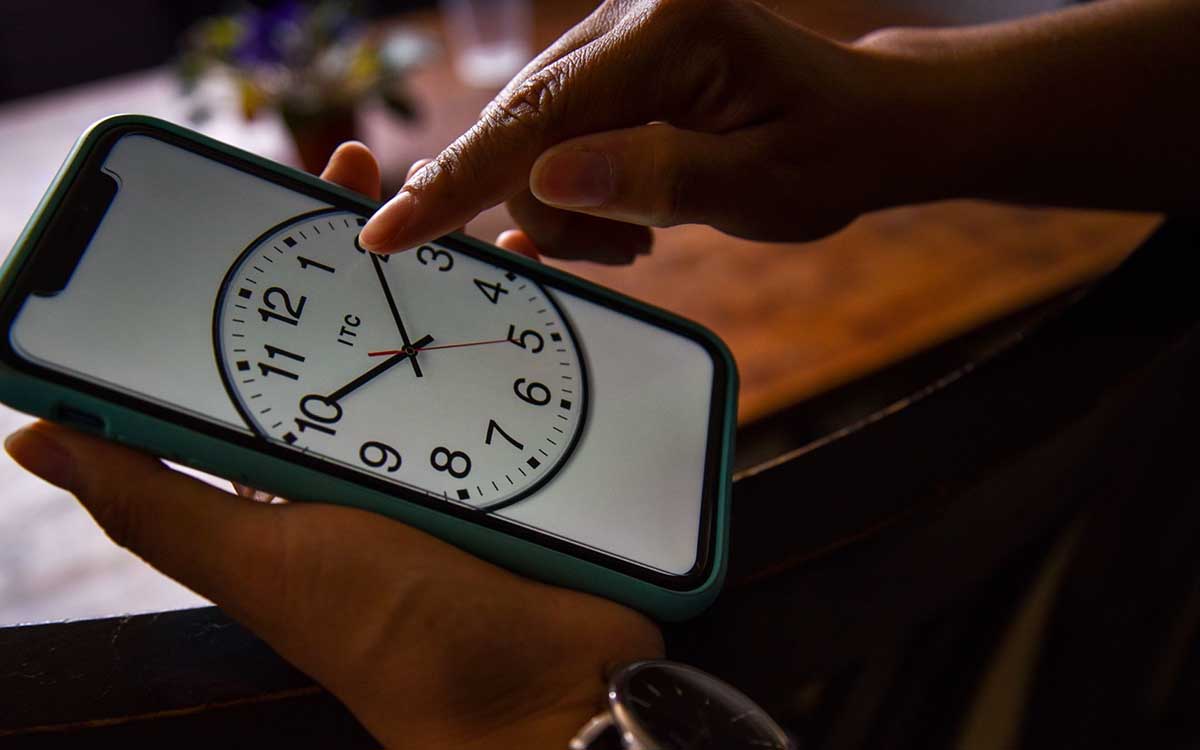 Relojes cambian de hora, pese a eliminación de horario de verano Relojes cambian de hora, pese a eliminación de horario de verano