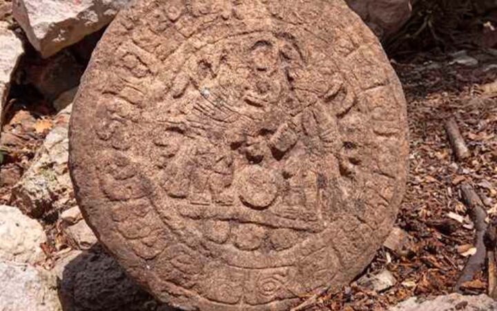Descubren marcador de juego de pelota maya con jeroglíficos