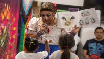 Drag Queens realizan lectura de cuentos a niños en Monterrey