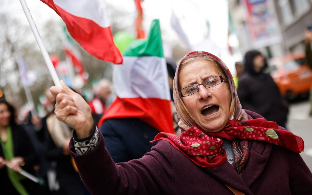 Iran to expel women for not wearing hijab in schools