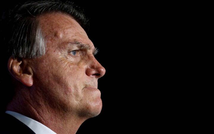 Por acoso recurrente a la prensa, tribunal multa a Bolsonaro