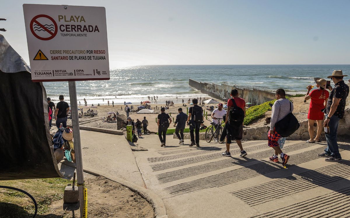 Pese a riesgo por materia fecal, bañistas acuden a Playas de Tijuana