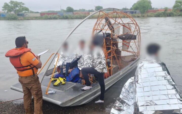 Rescatan a migrante con 9 meses de embarazo y 3 niños en Río Bravo Rescatan a migrante con 9 meses de embarazo y 3 niños en Río Bravo