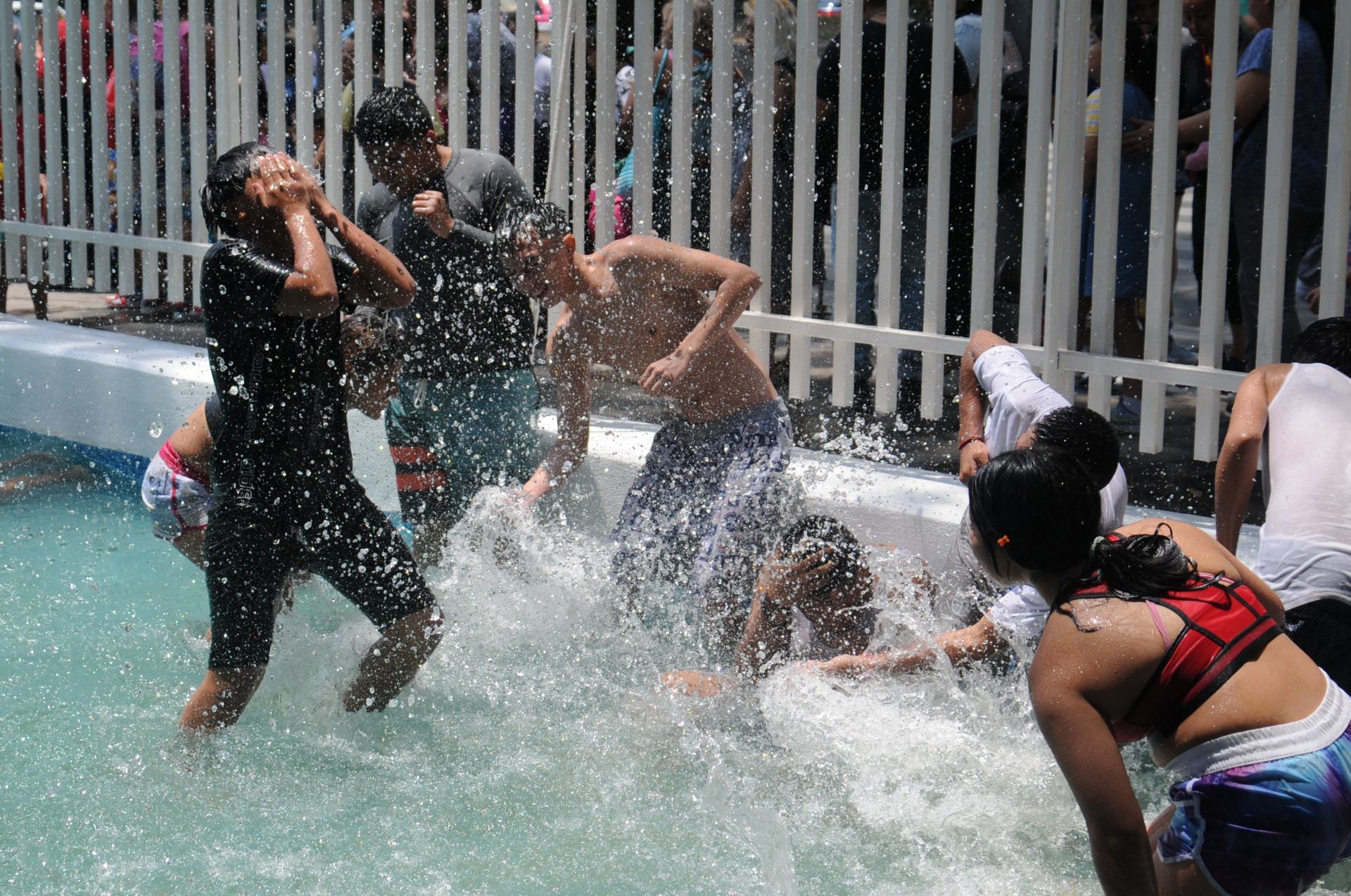 Fotos | ¿Te quedaste en CDMX esta Semana Santa? Ve al balneario La  Ballenita en la Cuauhtémoc | Aristegui Noticias