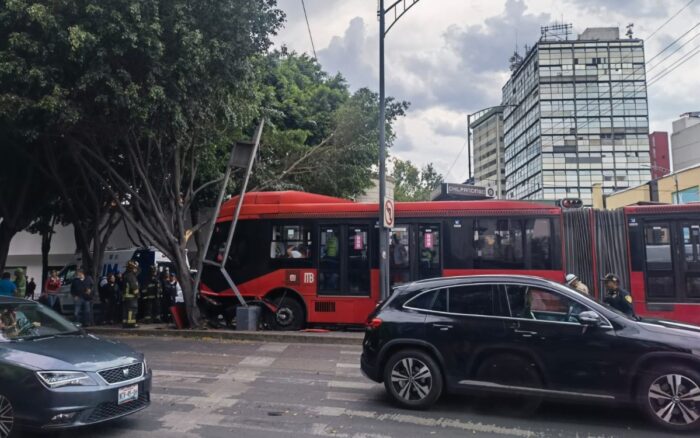 Videos y fotos | Metrobús choca contra un árbol en Insurgentes; hay al ...