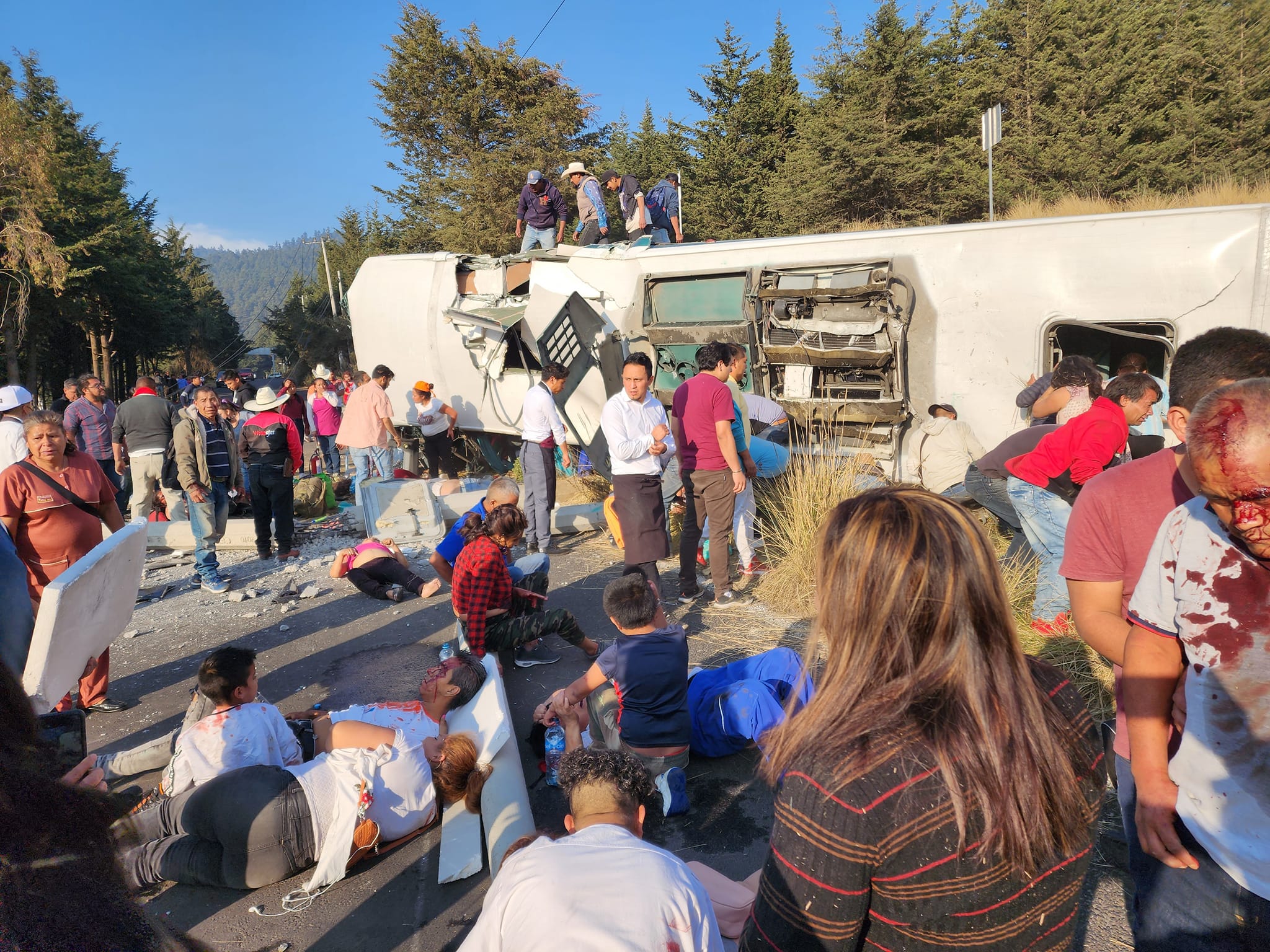 Vuelca Autobús En La México Toluca Cuatro Muertos Y 30 Heridos Aristegui Noticias