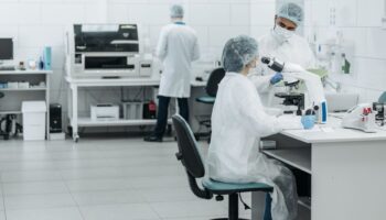 Nace el primer bebé en Reino Unido con ADN de tres personas