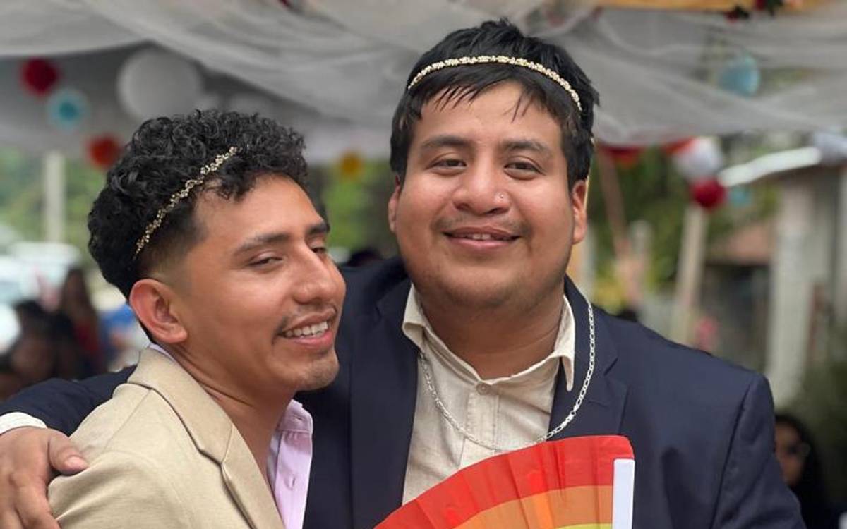 Adrián y LuisFer celebraron la primera boda gay mixe en Oaxaca | Aristegui  Noticias