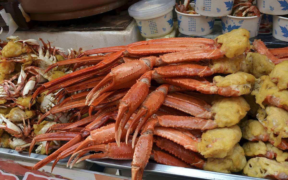 Amigos se comen 300 cangrejos y 80 postres para recuperar dinero de buffet  | Aristegui Noticias