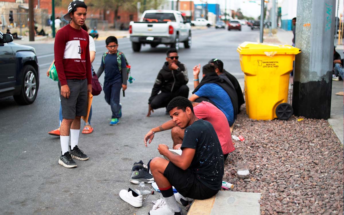 Hundreds of migrants crowd the US-Mexico border
