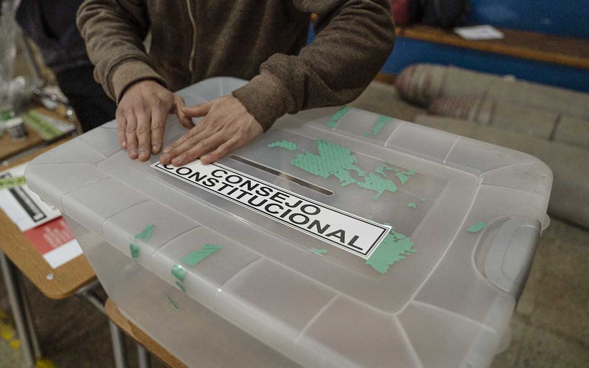 Who will write the new proposed constitution in Chile?