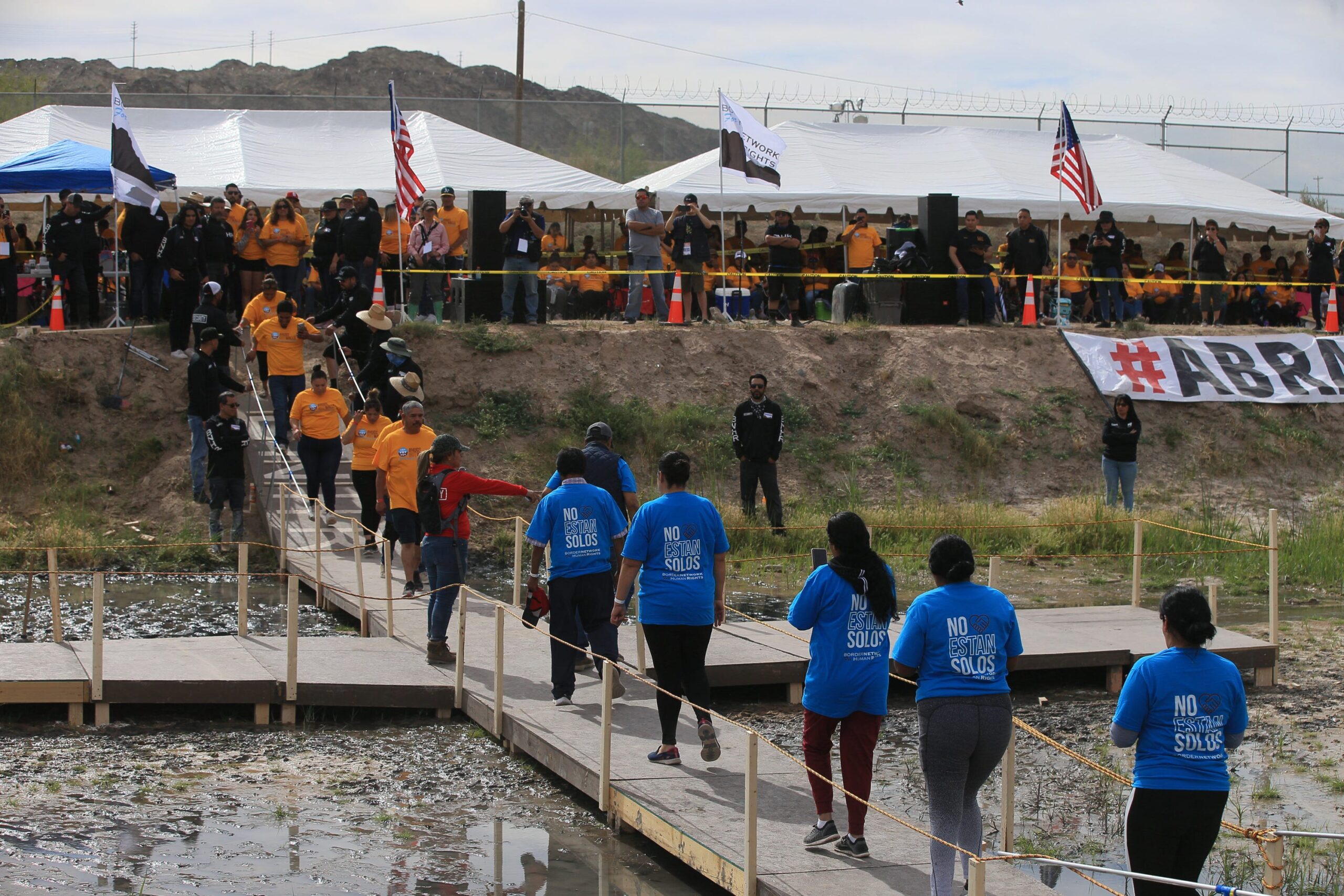 Fotos | Familias migrantes separadas se abrazan en frontera México-EU |  Aristegui Noticias