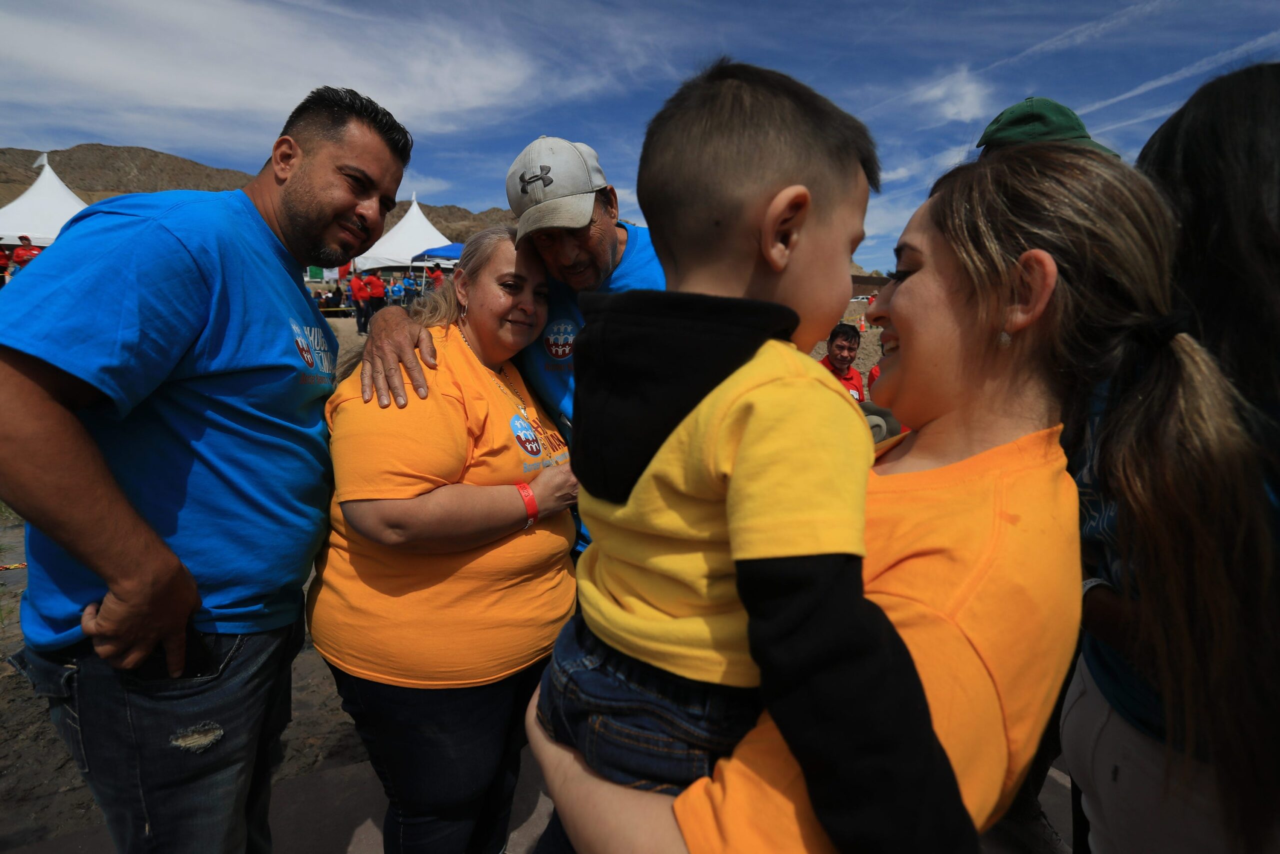 Fotos | Familias migrantes separadas se abrazan en frontera México-EU |  Aristegui Noticias