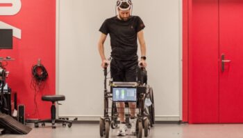 Una interfaz cerebro-ordenador con Inteligencia Artificial hace andar a parapléjico | Video
