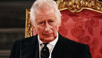 Carlos III honra a su madre Isabel II a un año de su muerte
