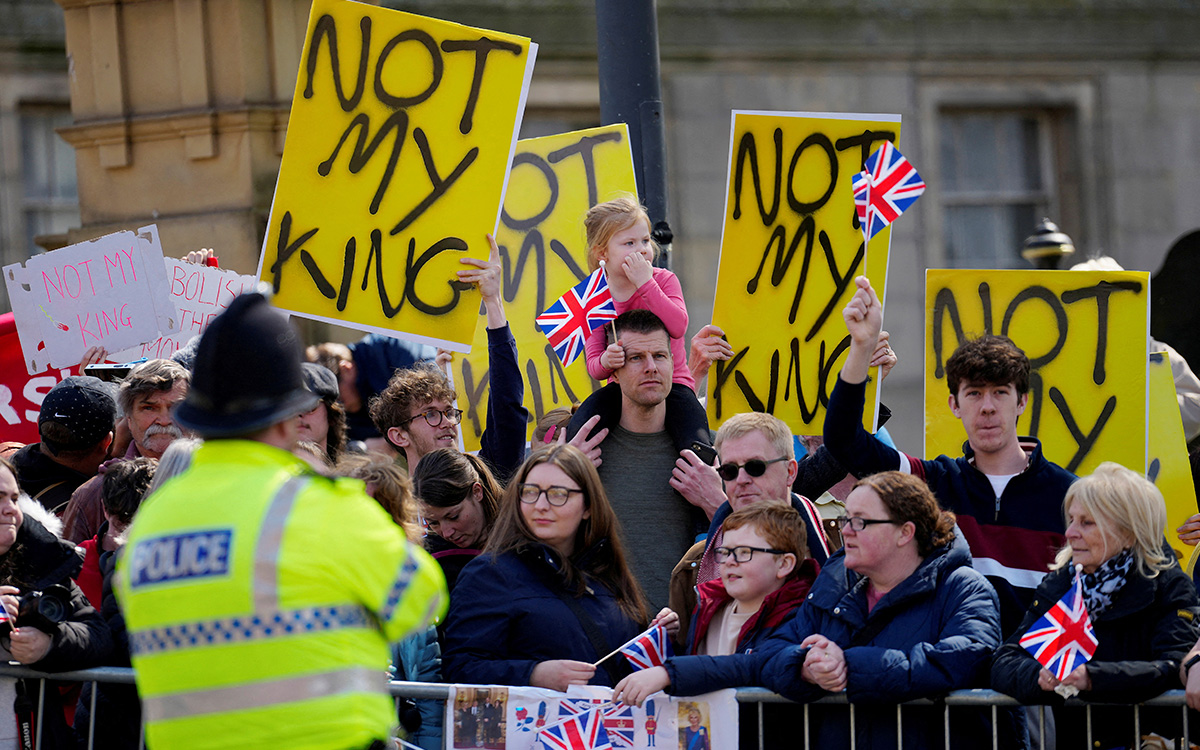 They will allow protests against the coronation of Carlos III