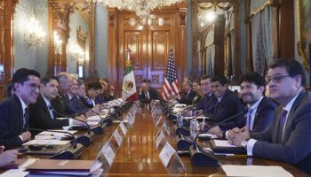 México y EU revisan flujo migratorio, plan contra fentanilo y tráfico de armas