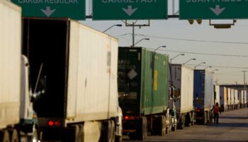 Siguen atrapados en la frontera productos mexicanos valuados en mil millones de dólares