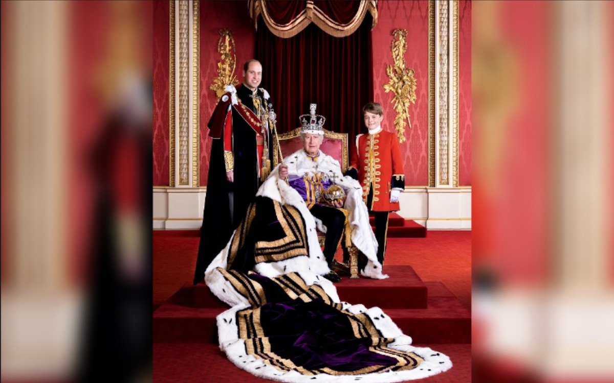 Carlos III poses with his heirs to the throne in a new coronation portrait