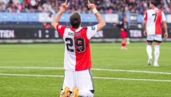 Un histórico doblete de Santi Giménez acerca al Feyenoord al título de la Eredivisie