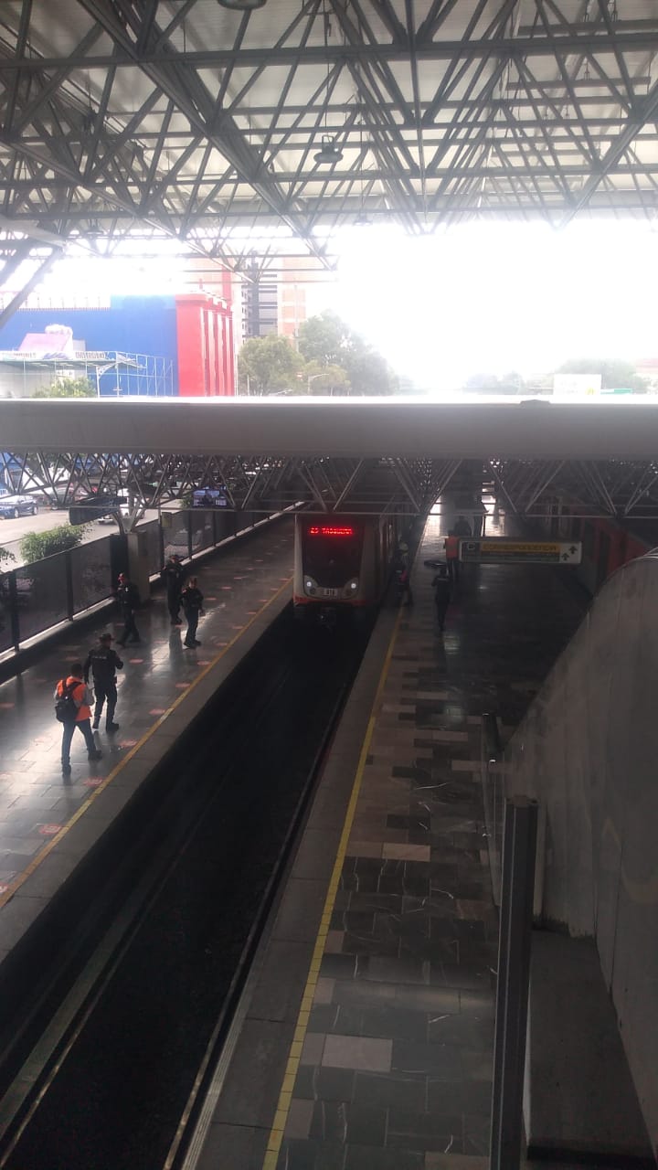 Videos | Mujer se arroja a las vías del Metro en Chabacano | Aristegui  Noticias