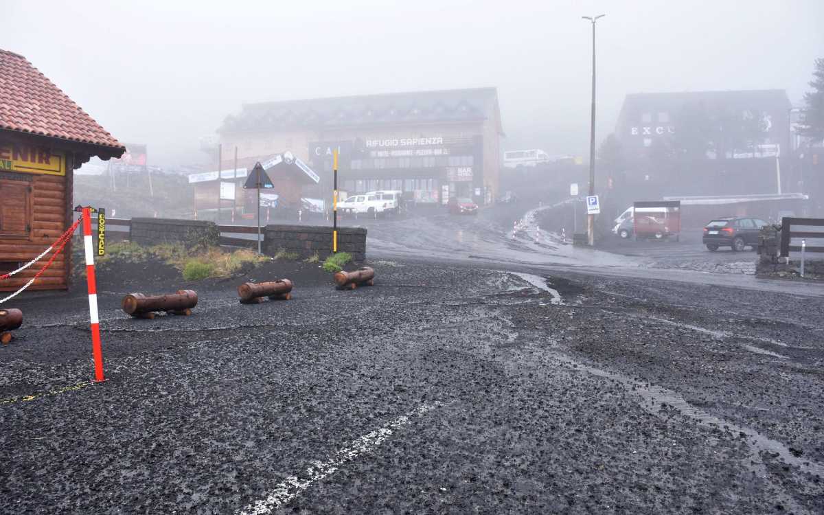 Mount Etna eruption paralyzes airport
