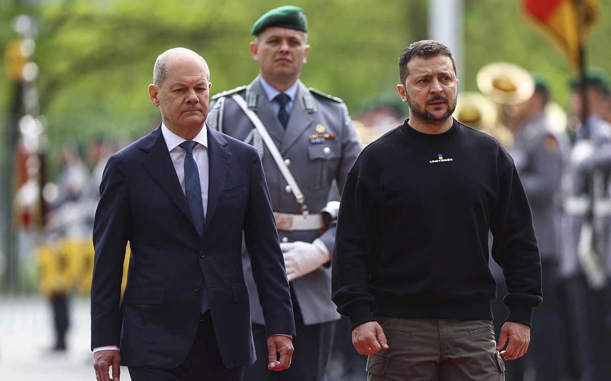Zelensky welcomed with military honors in Germany