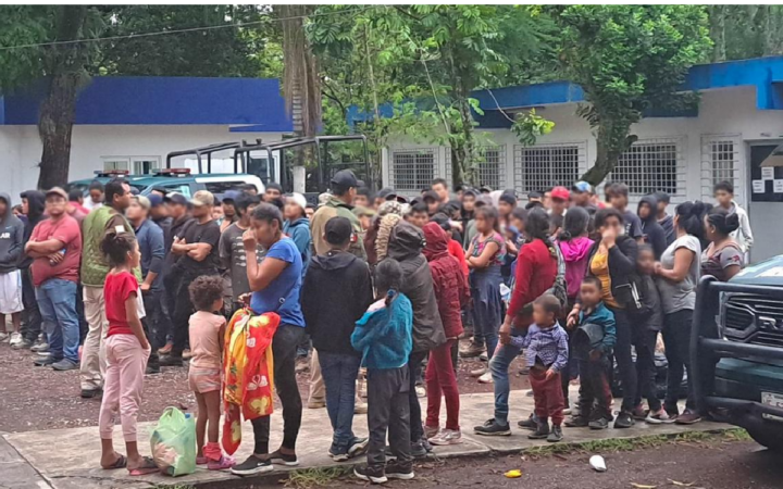 Veracruz: Rescata INM a 130 guatemaltecos hacinados en camión