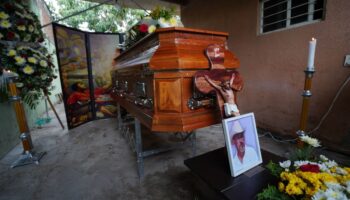 Velan cuerpo de Hipólito Mora sin escoltas en La Ruana; deja carta póstuma