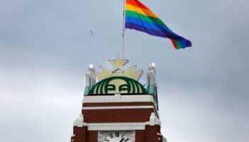 Sindicato acusa a Starbucks de impedir decoración por mes LGBTI en sucursales