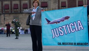 Amaga AMLO a trabajadores de Mexicana para que desistan de amparo