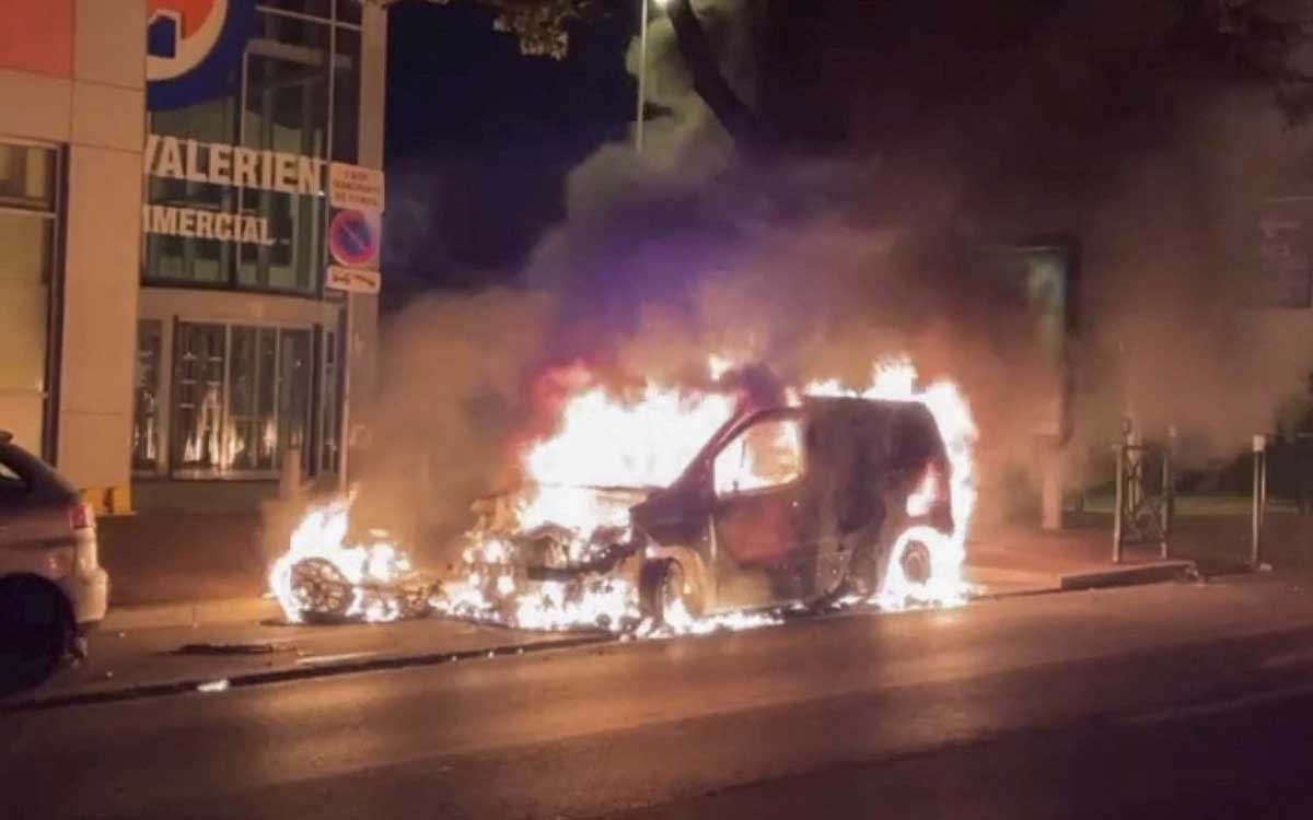 Riots in Paris after the death of a teenager at the hands of the police