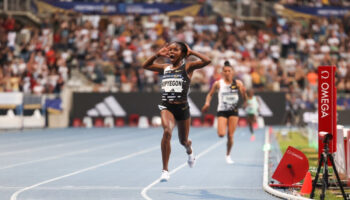 Premian con dinero y casa a Faith Kipyegon por batir dos récords mundiales en una semana | Video