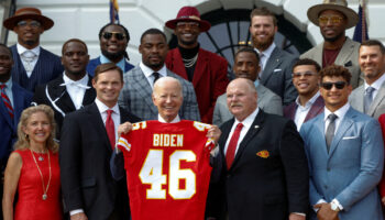 NFL: Recibe Joe Biden a Jefes de Kansas City, campeones del Super Bowl LVII | Video