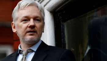 Caso Julian Assange está en punto crítico: excónsul de Ecuador | Video