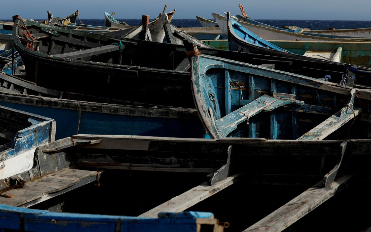 A child has died and 30 immigrants have gone missing in a shipwreck off the Spanish islands.