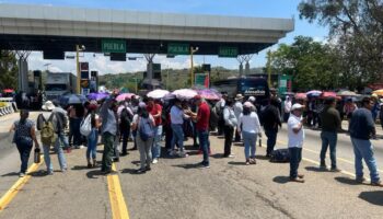 Por falta de acuerdos, profesores de Oaxaca toman terminal de autobuses, caseta de cobro y centro comercial