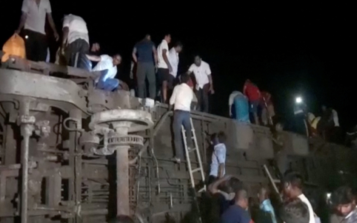 Strong images |  Train derailment in India leaves 120 people dead and 800 injured.